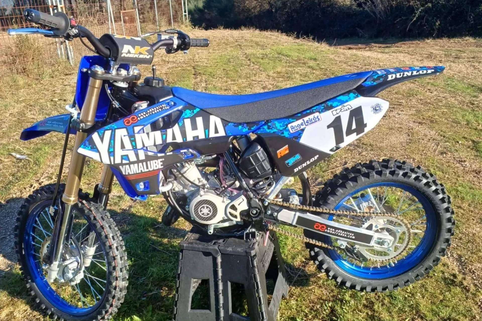 ADHESIVOSEMBARRADOS dispone de adhesivos para motocross personalizados