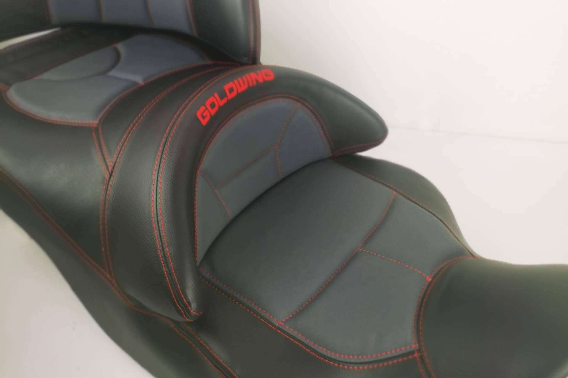 Asientos para motos personalizados con la firma JM-FUNDAS