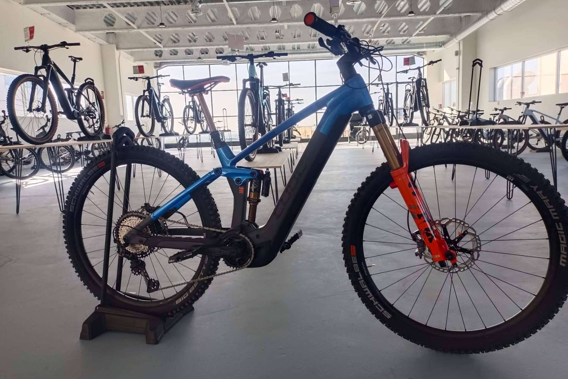 Encontrar las bicis eléctricas de montaña Cube Stereo Hybrid 2024 en eBike.es