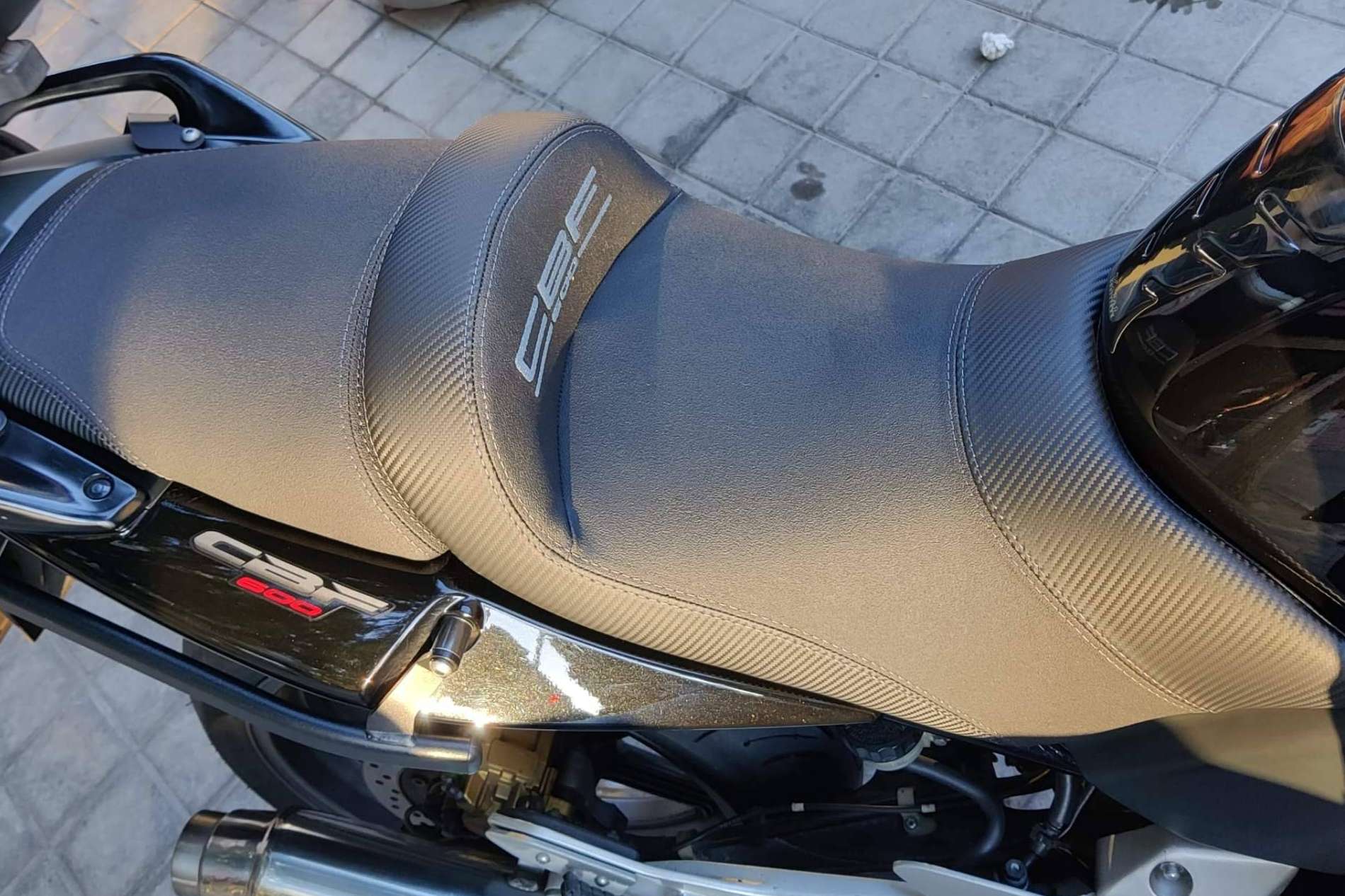 Un asiento cómodo es un gran compañero para viajar en moto, por JM-Fundas