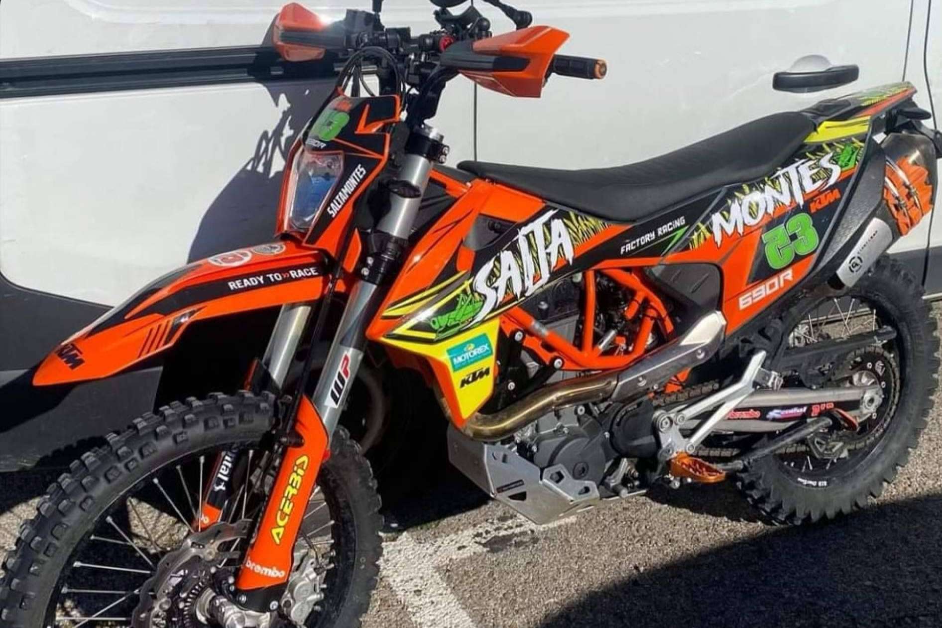 Dar a las motos un nuevo aspecto con plásticos y adhesivos de motocross