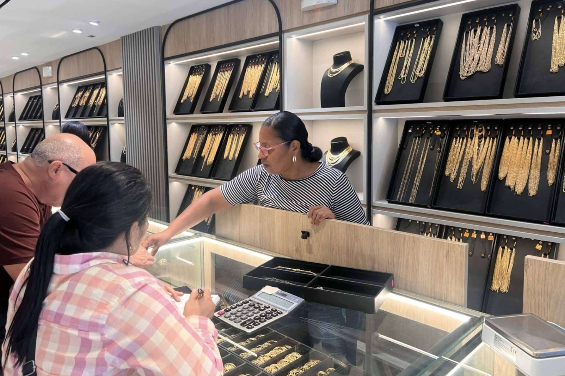 ¿Dónde encontrar un distribuidor para mayoristas y detallistas de joyas de oro en Latinoamérica?, Alpha Trading