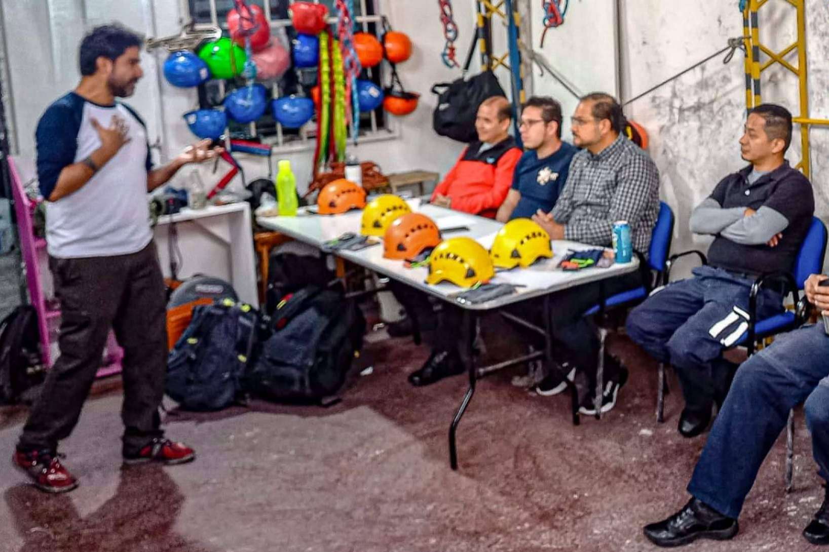 Hogo Mev y sus programas de motivación y seguridad laboral