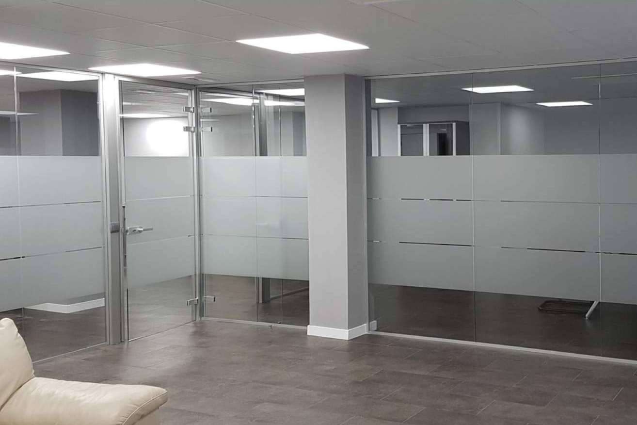 Mamparas de oficina que refuerzan la identidad corporativa de la empresa, con Office Deco