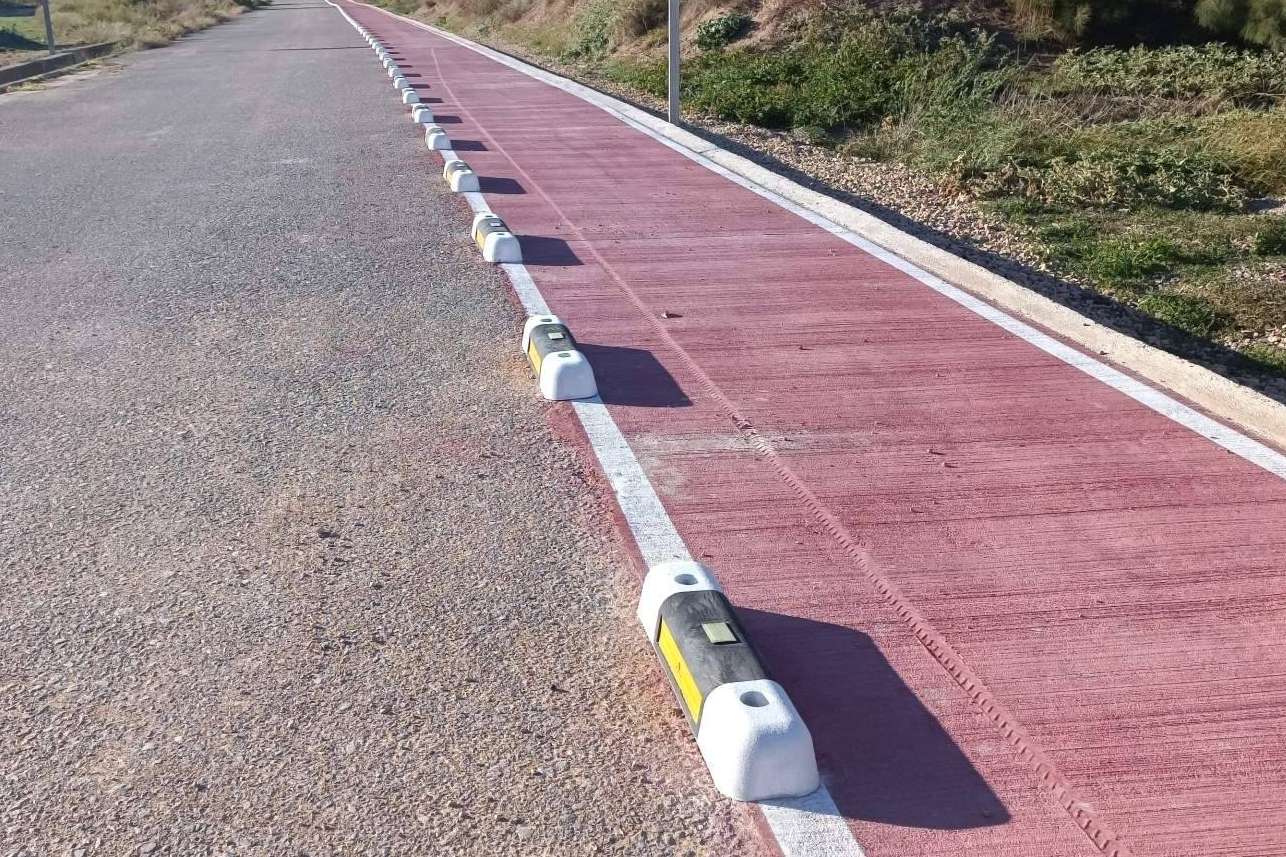 Más de 200 kilómetros de carriles bici equipados con separadores fotoluminiscentes de Abadecom