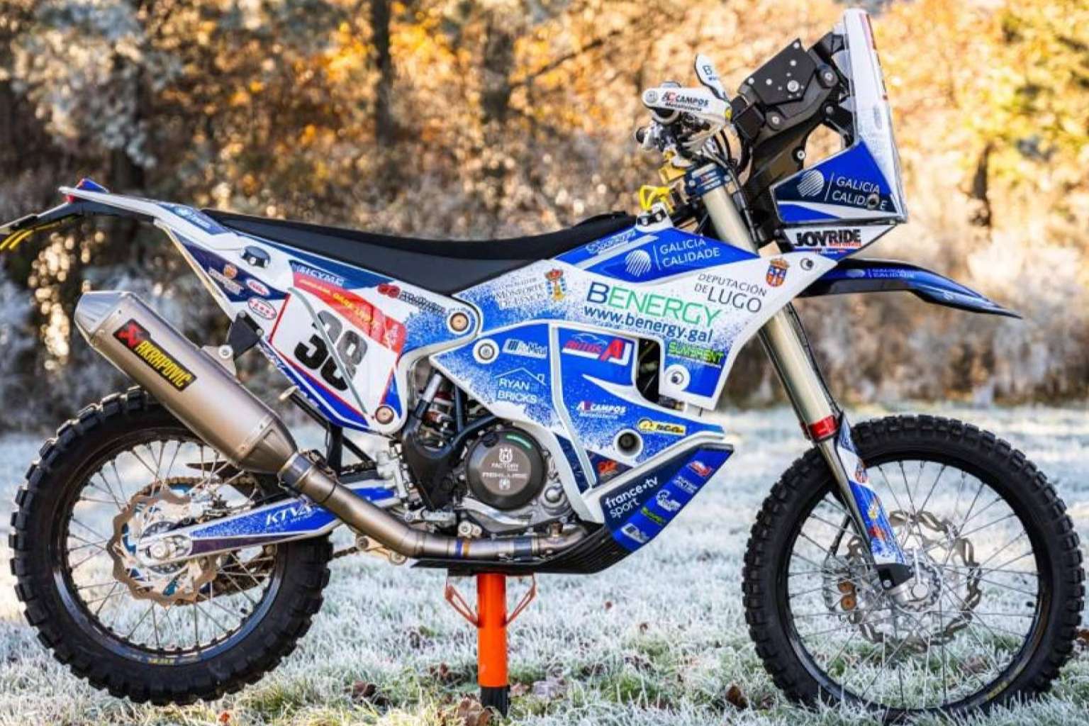 ADHESIVOSEMBARRADOS ofrece un kit de pegatinas personalizadas para moto