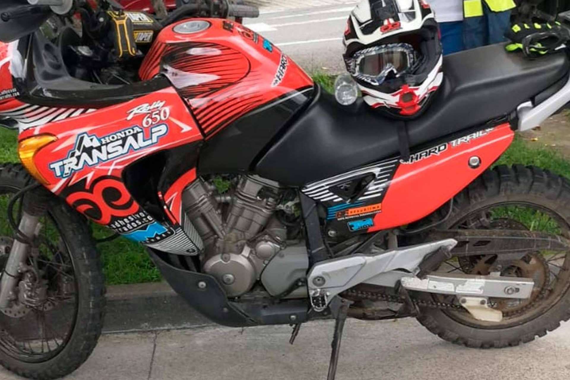 ADHESIVOSEMBARRADOS, especialistas en el diseño y fabricación de adhesivos personalizados para moto