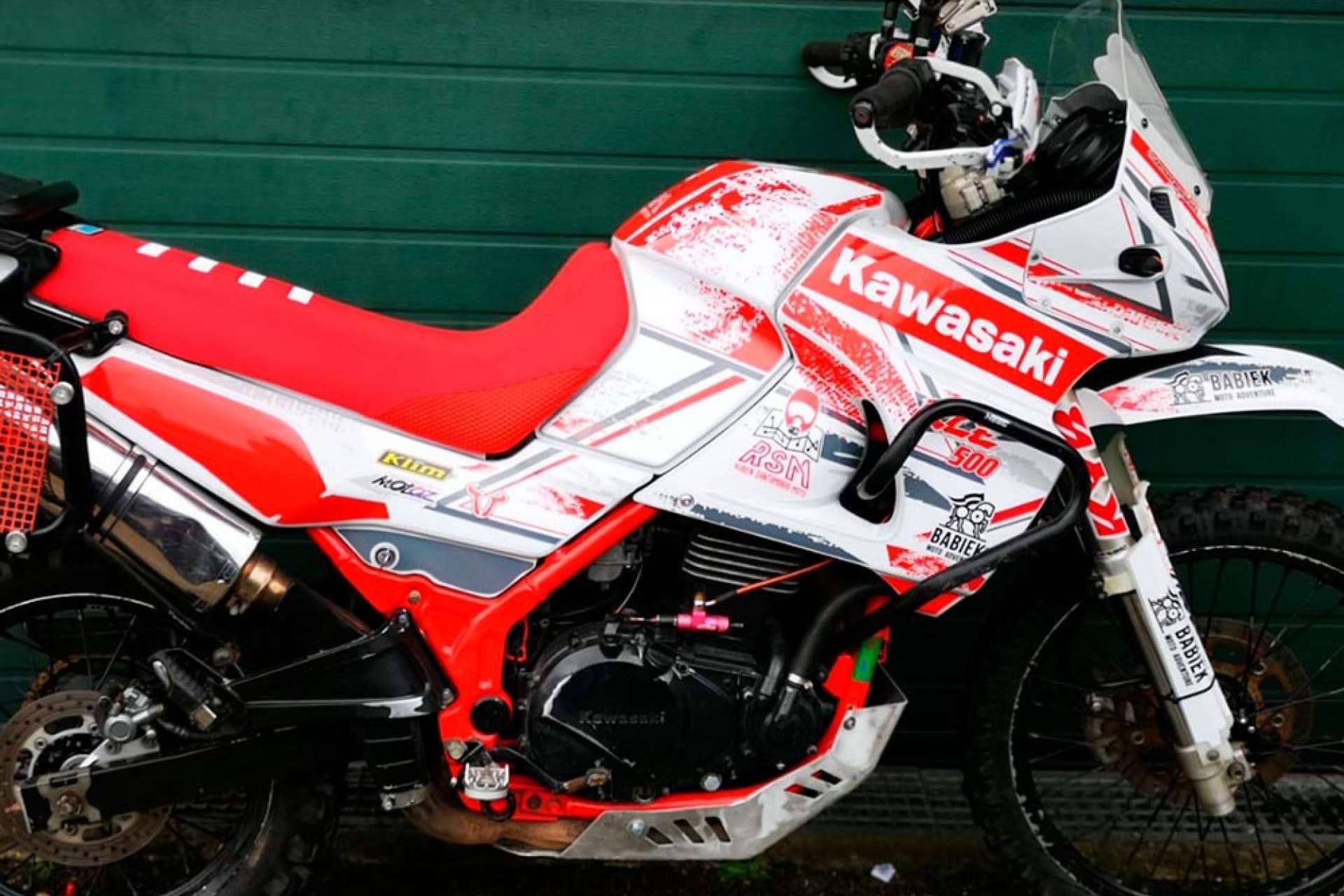 Soluciones únicas en adhesivos personalizados para motos y quads con ADHESIVOSEMBARRADOS