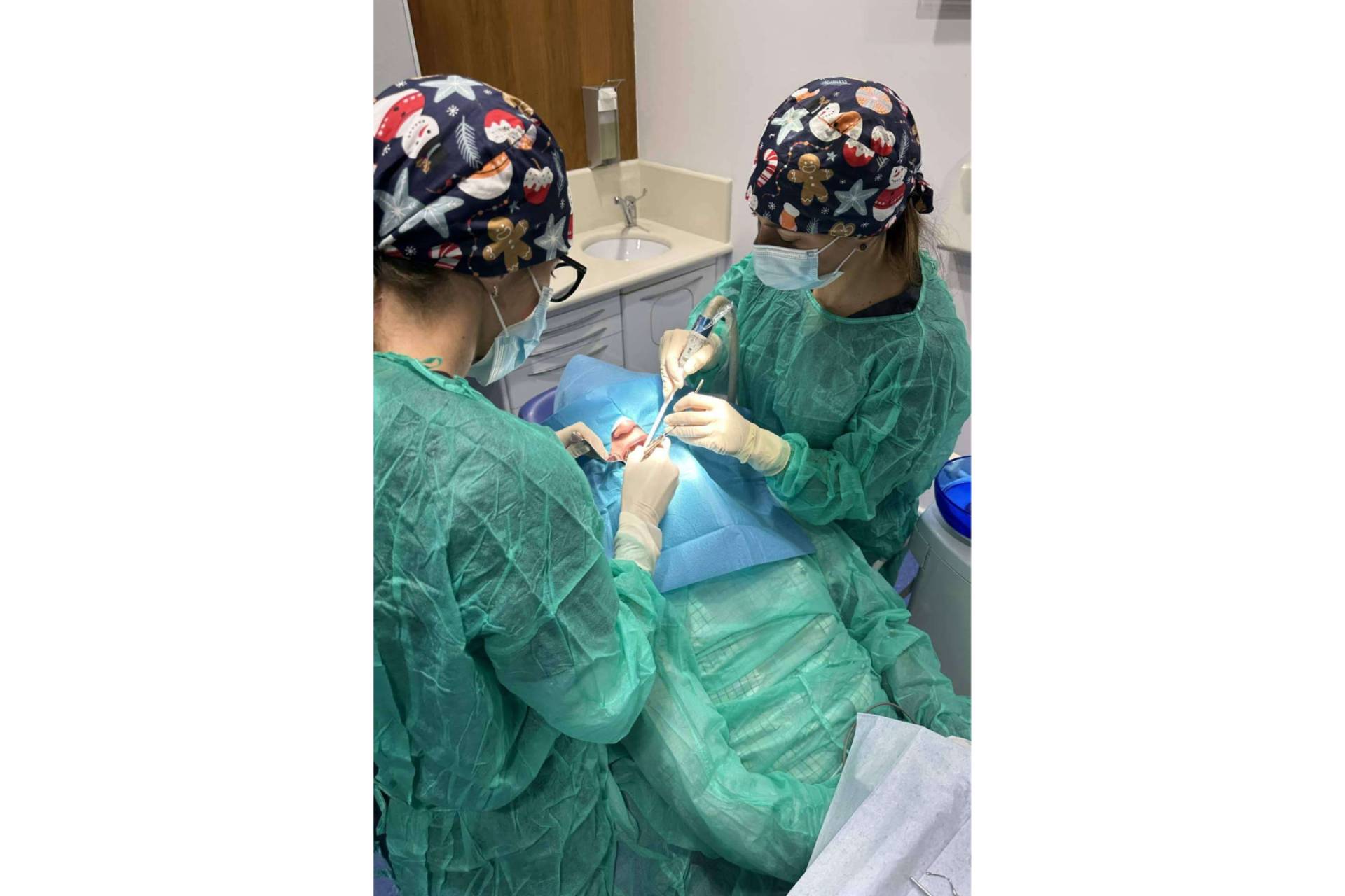 Clínica Dental Dr. Espinosa en Gijón; Implantes dentales para empezar el Año Nuevo con una sonrisa renovada