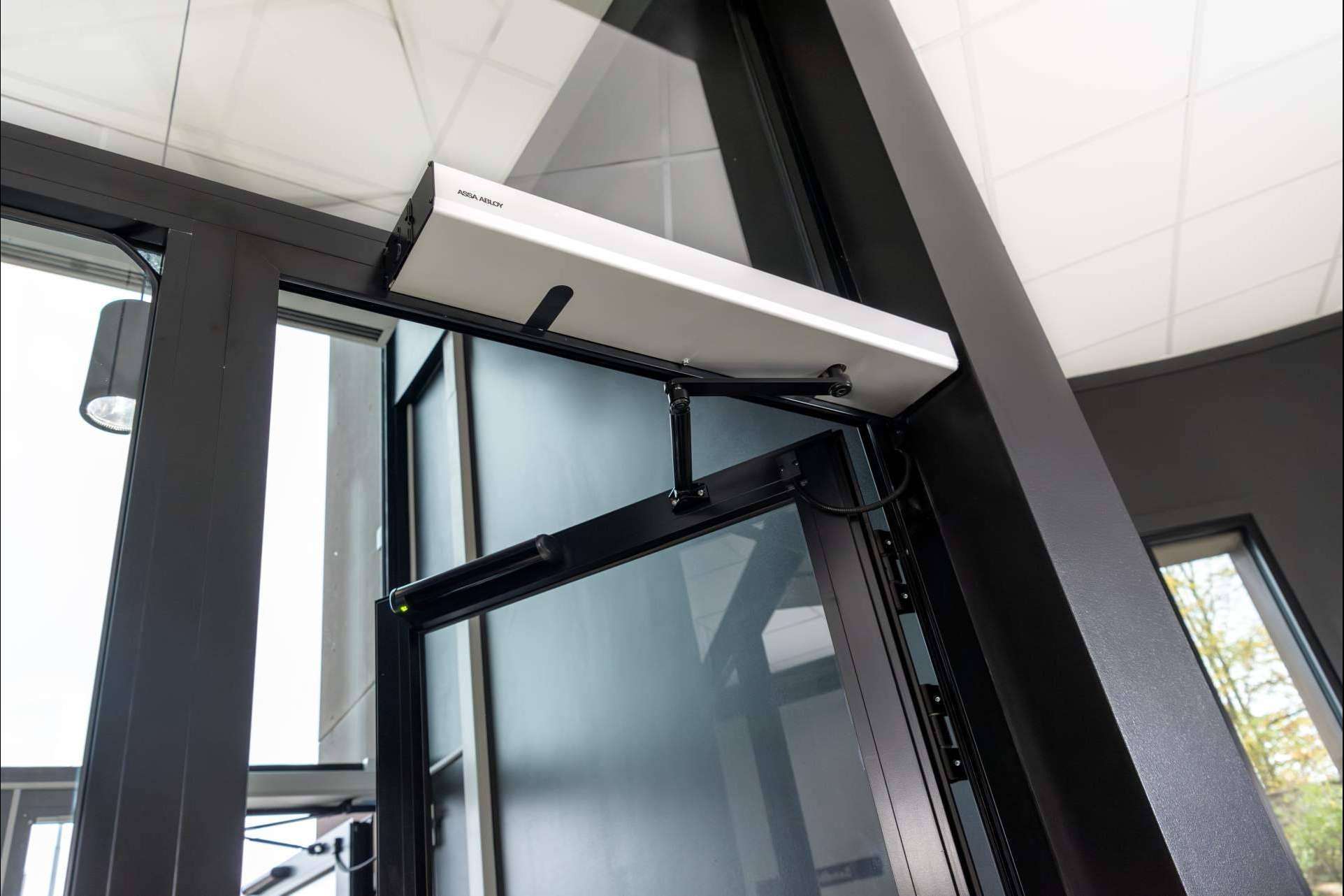 El mecanismo batiente automático SW300-S de ASSA ABLOY combina eficiencia y sostenibilidad