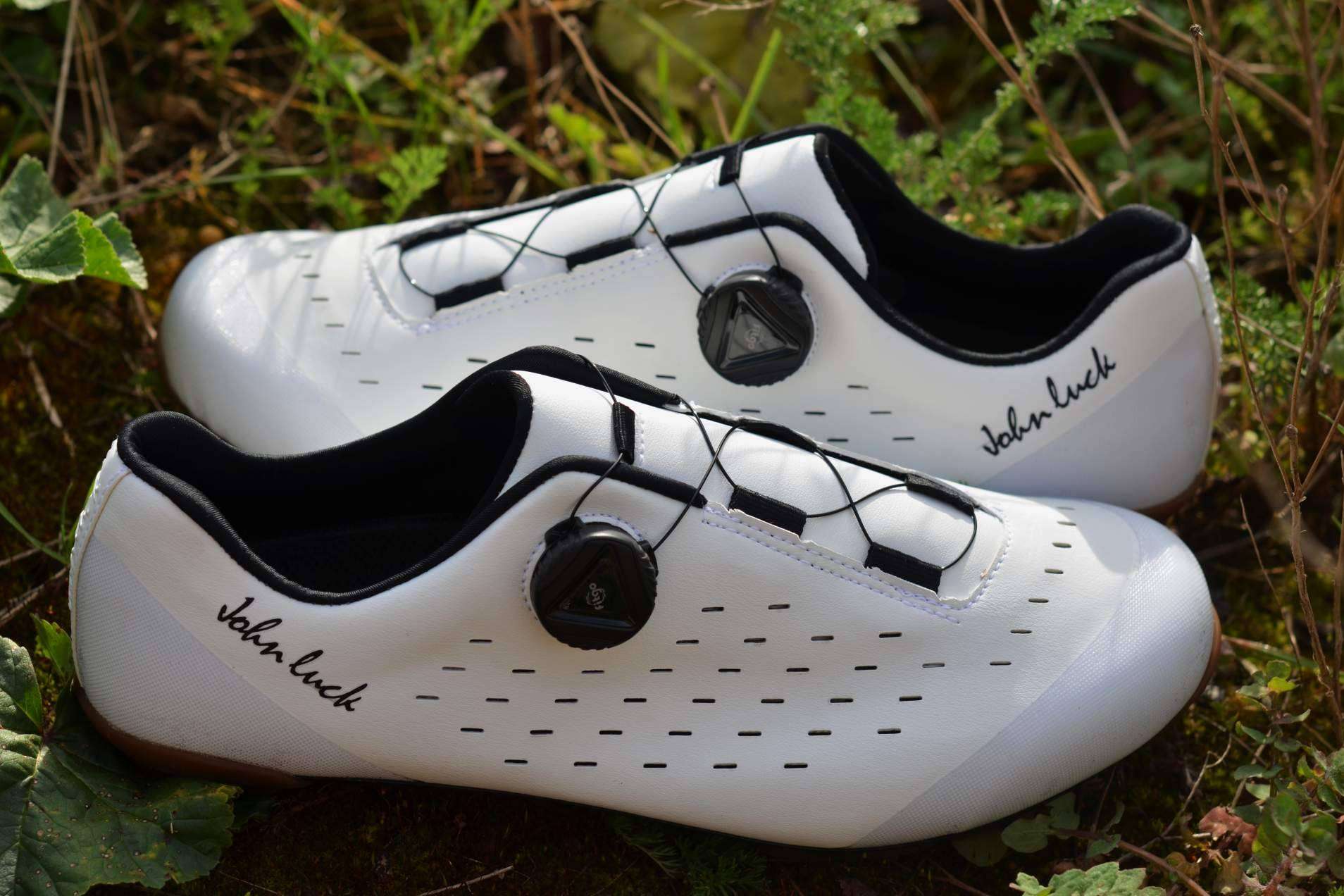 ¿Dolor en los pies al practicar ciclismo? La solución está en las zapatillas de ciclismo de horma ancha