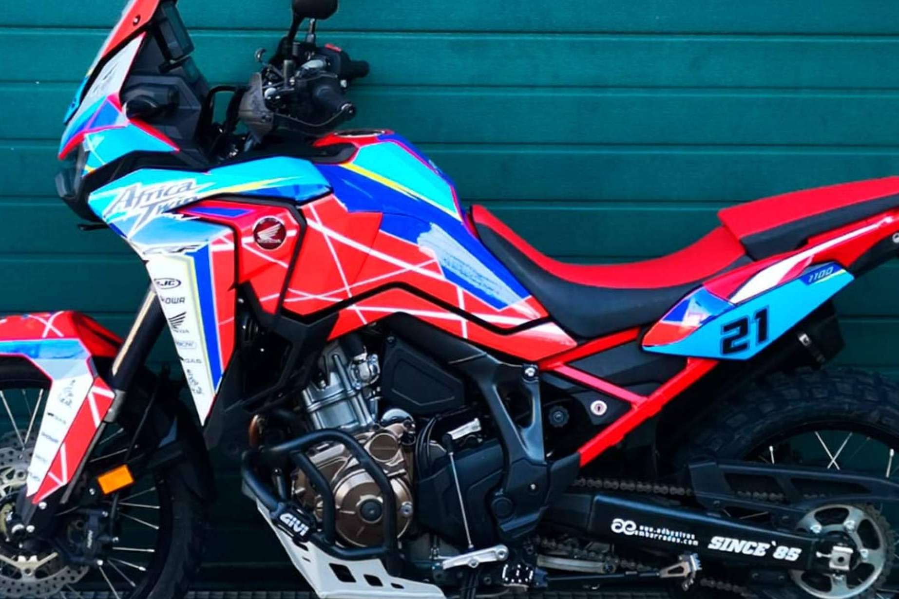 ADHESIVOSEMBARRADOS destaca en el diseño de adhesivos personalizados para motos de campo