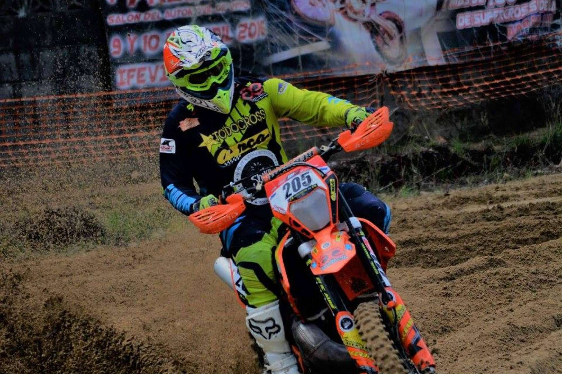 La ropa técnica de motocross da un paso más con la personalización de ADHESIVOSEMBARRADOS