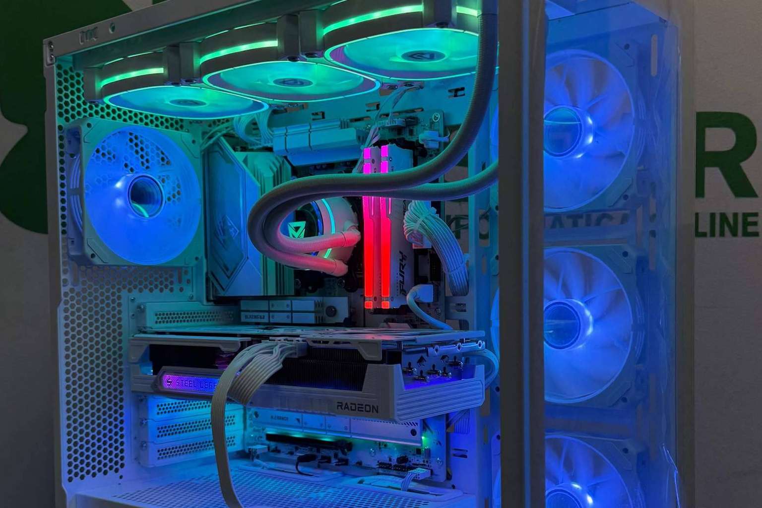 Más allá del PC estándar, Aussar apuesta por ordenadores diseñados a medida según cada uso