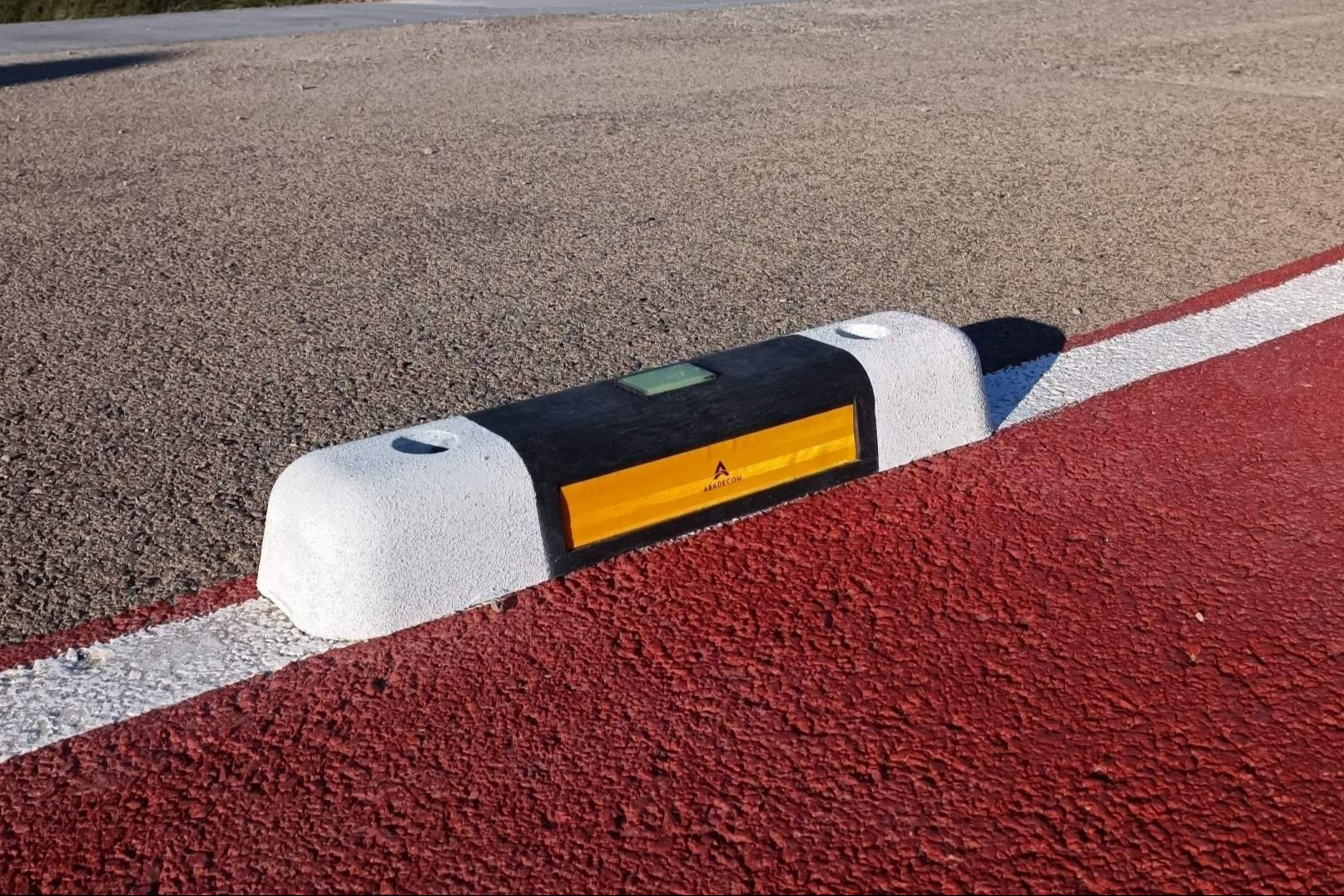 El separador de carril bici fotoluminiscente de Abadecom Urban impulsa la movilidad sostenible en España