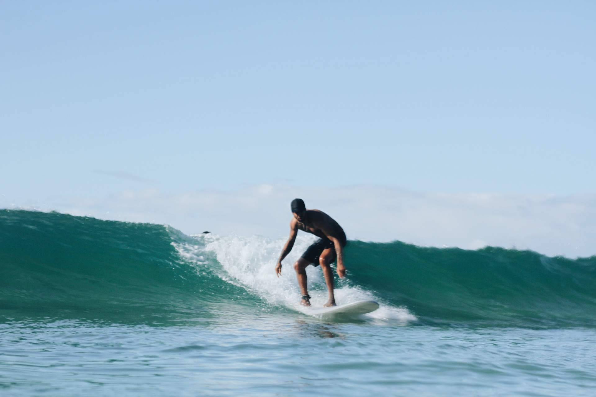 Fly analiza los mejores destinos para iniciarse en el surf durante la temporada de otoño