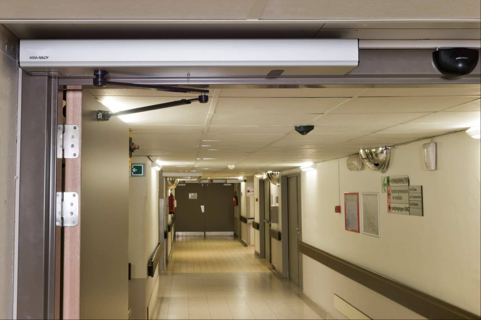 ASSA ABLOY optimiza la accesibilidad con puertas batientes automáticas de alto rendimiento