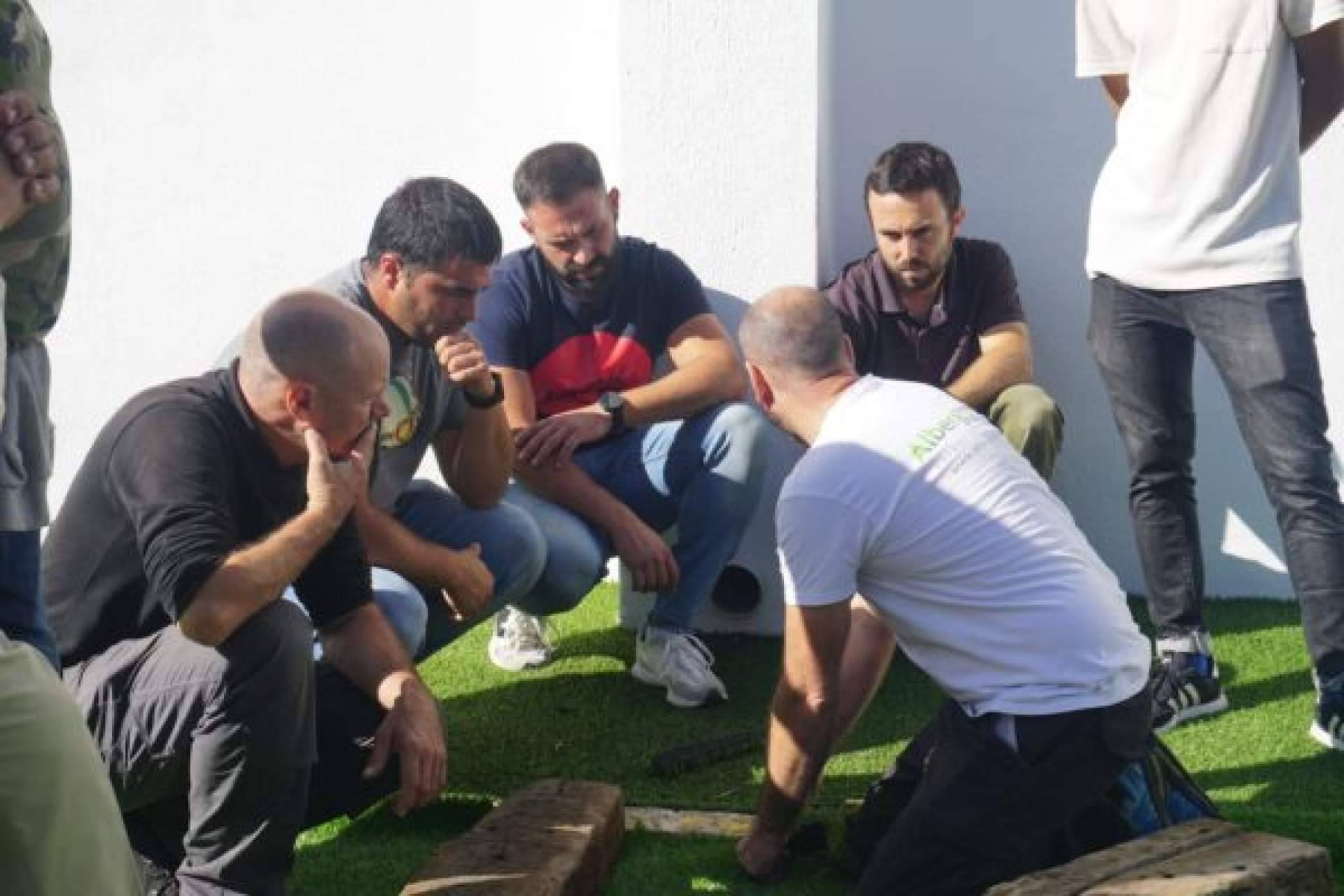 Formación práctica en cómo poner césped artificial; Albergrass prepara a instaladores expertos desde cero