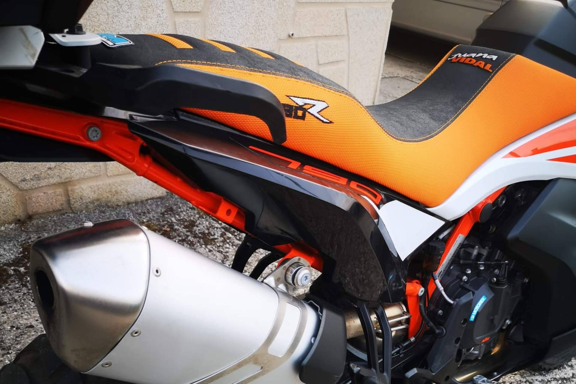 Diseño, agarre y personalización; la fórmula de JM-FUNDAS para transformar el asiento de la moto