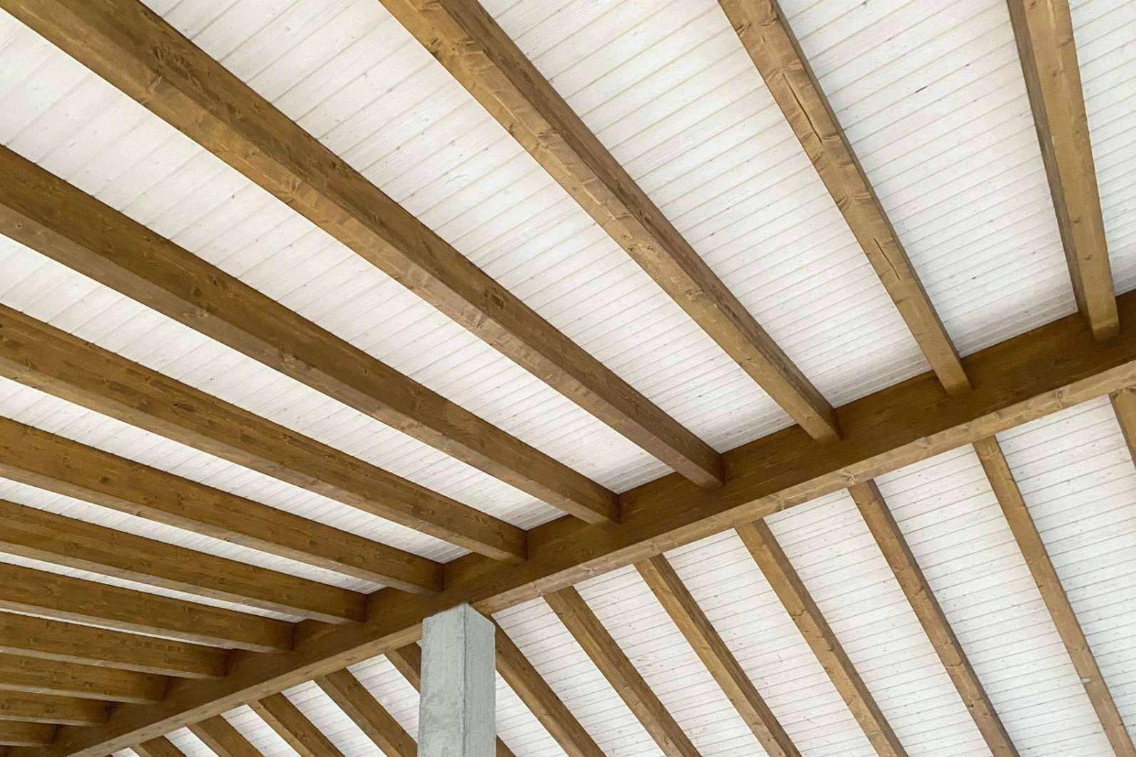 Panel sándwich de madera Caliplac para cubiertas; más rapidez de montaje y acabado decorativo