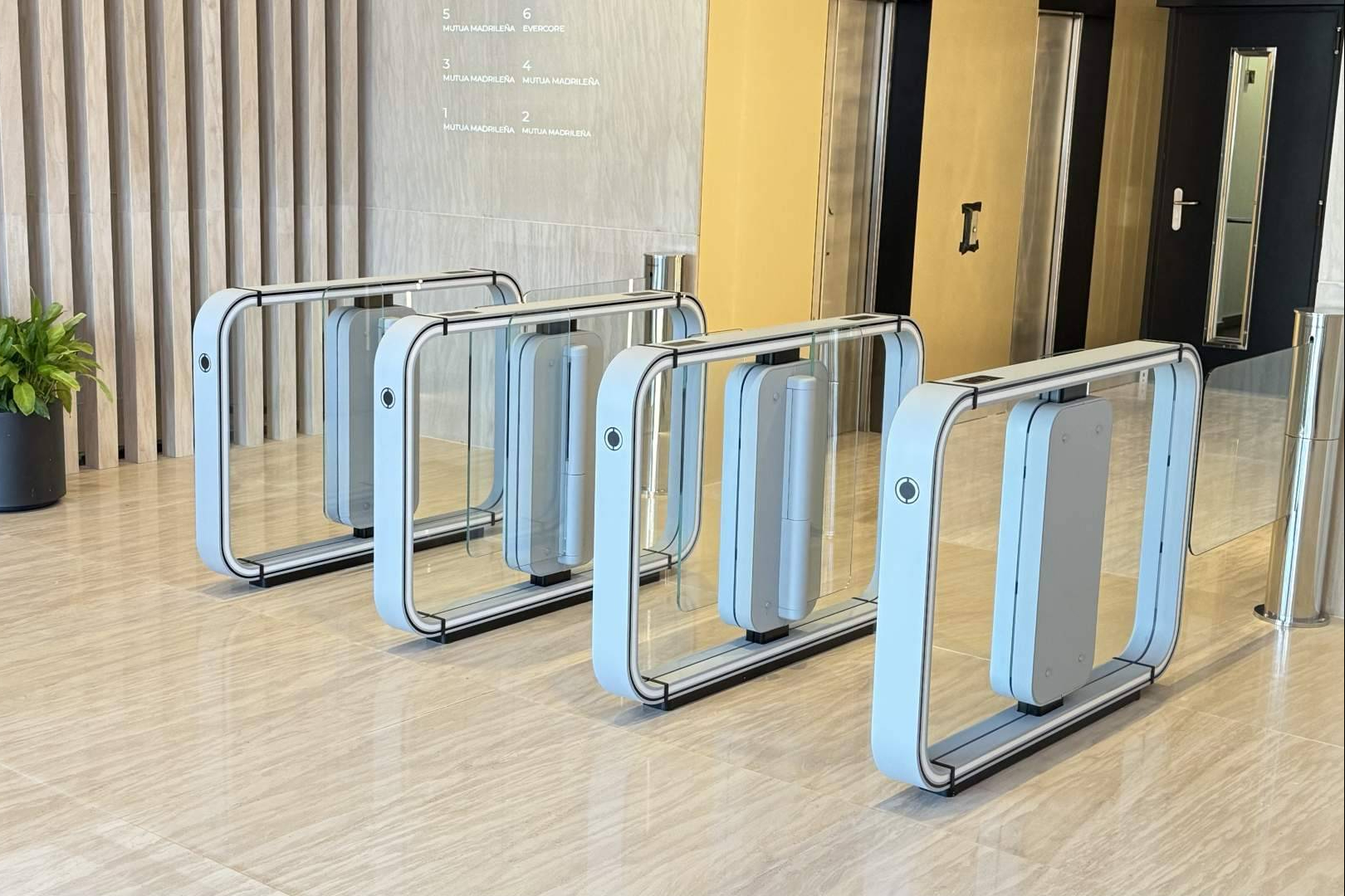 Puertas rápidas de seguridad, la solución de ASSA ABLOY para optimizar el control de accesos peatonales en edificios