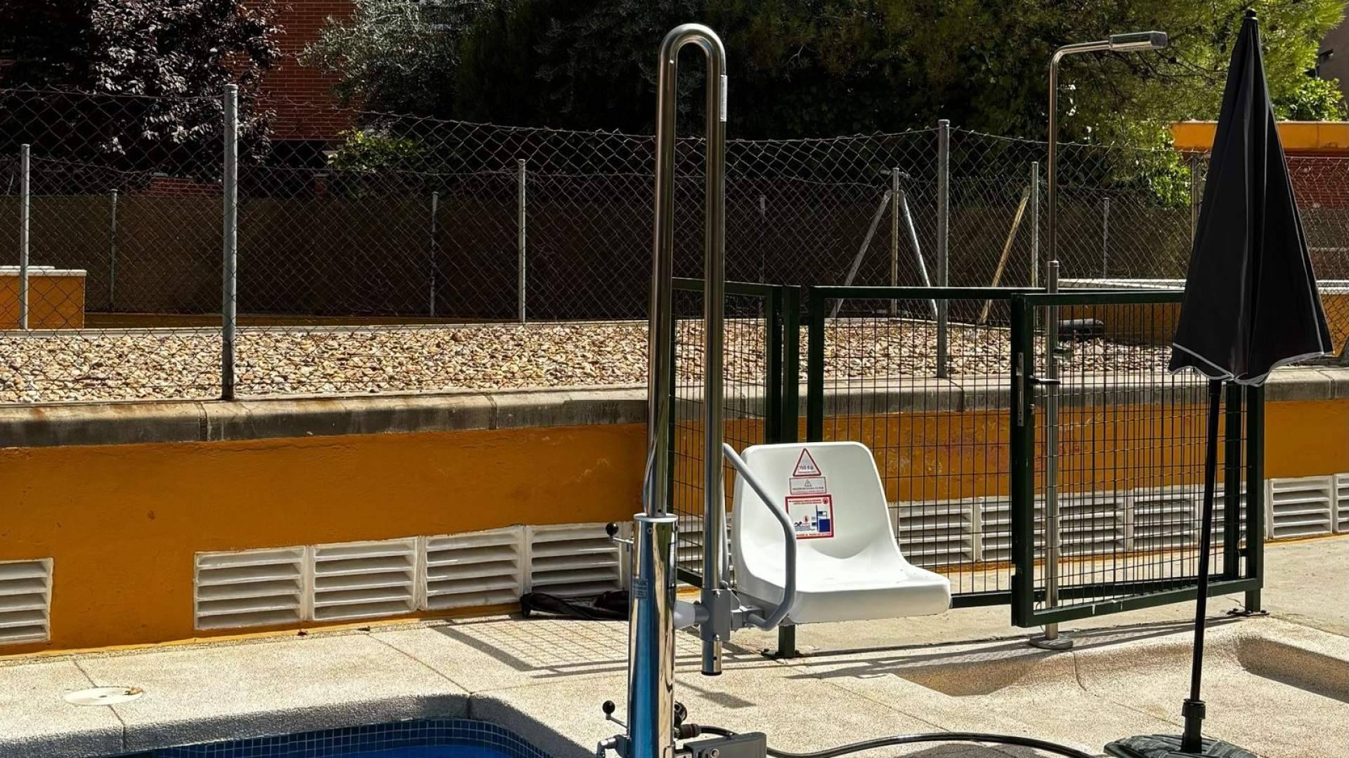Grúas de piscina en Madrid, una solución clave ante la falta de accesibilidad en verano
