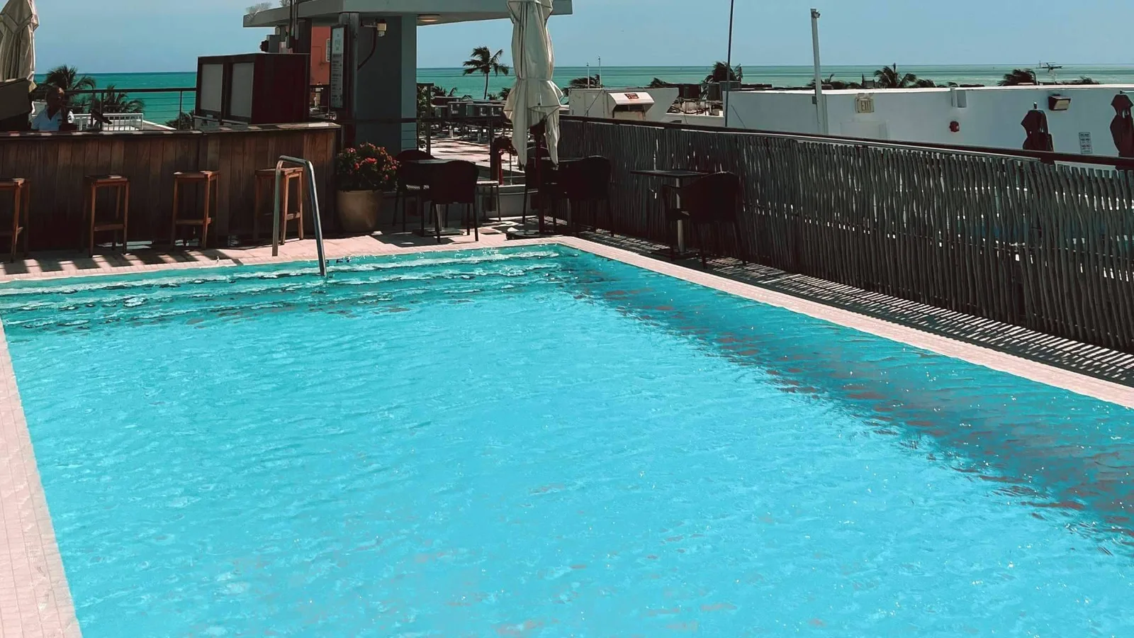 El mantenimiento que marca la diferencia en una piscina durante el verano